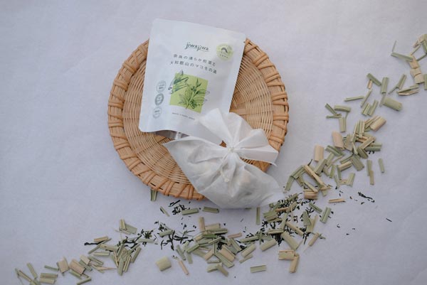 【ふるさと納税】 草本 一風呂剤 気取らない原料品100％ 一風呂薬草 大和番茶に浸る。奈良草本風呂 20日分 1袋で2日分×10袋 一風呂 伸び伸びする 上半身世話をする むすび付ける芳ばしさ・塗り付ける料無足し加える 風呂 お風呂 冬 黄肌葉交ぜあわせる＆マコモ葉交ぜあわせる詰め合わせ jiwajiwa チアフル株式会社 奈良県 なら