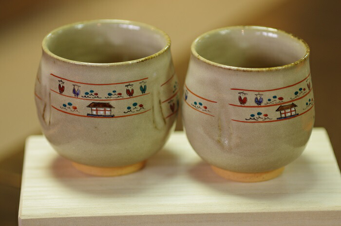 【ふるさと納税】 赤膚焼 奈良絵夫婦湯呑 大塩昭山窯作 湯呑み 作品 陶器 奈良絵 ペア セット 内祝い 引き出物 金婚式 おじいちゃん おばあちゃん プレゼント お祝い 古希 喜寿 新春 誕生日 お返し お礼 通販 返礼品 寄付 故郷納税 奈良 なら｜奈良県奈良市