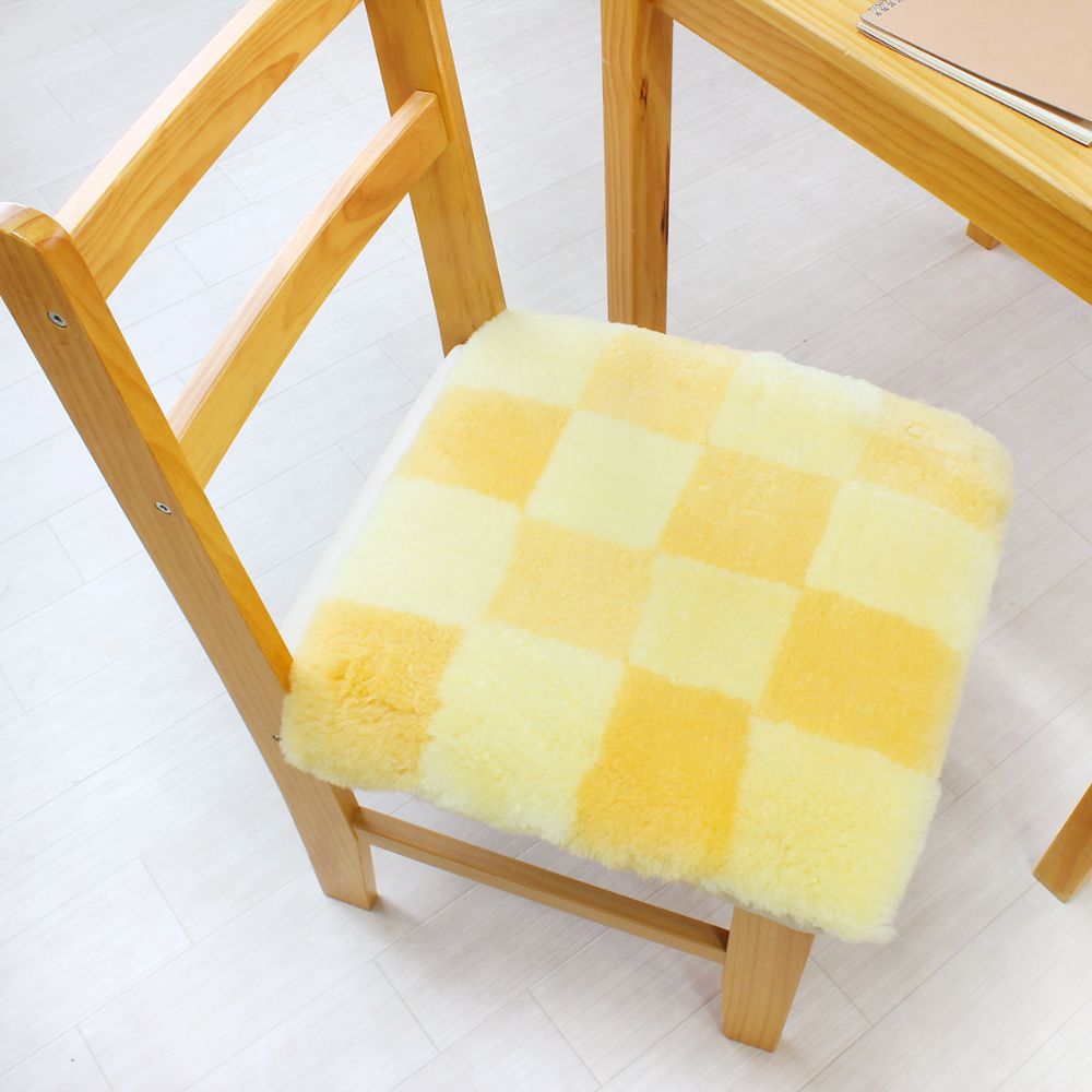 【ふるさと納税】奈良 (株)マスダ製 ムートン座布団 4枚組 チェック柄 イエロー 40cm×40cm／ ムートン 羊毛皮 羊毛 スプリングラム 100％使用 座布団 ラグ インテリア オールシーズン 通年 贈り物 プレゼント 誕生日 記念日 株式会社マスダ 奈良県 宇陀市