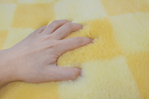 【ふるさと納税】奈良マスダ製ムートン座布団2枚組チェック柄ライトイエロー40cm×40cm毛長25mm羊毛皮高級スプリングラム贅沢100%使用通年使用可能