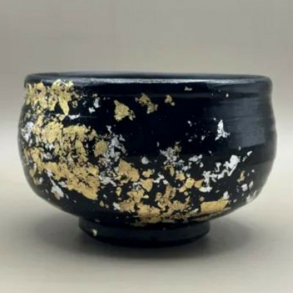 【ふるさと納税】抹茶碗 まっ黒（金箔）［NF124］ | 芸術品手工芸品 民芸 一般受け おすすめ 貨物輸送無料 差し上げ物
