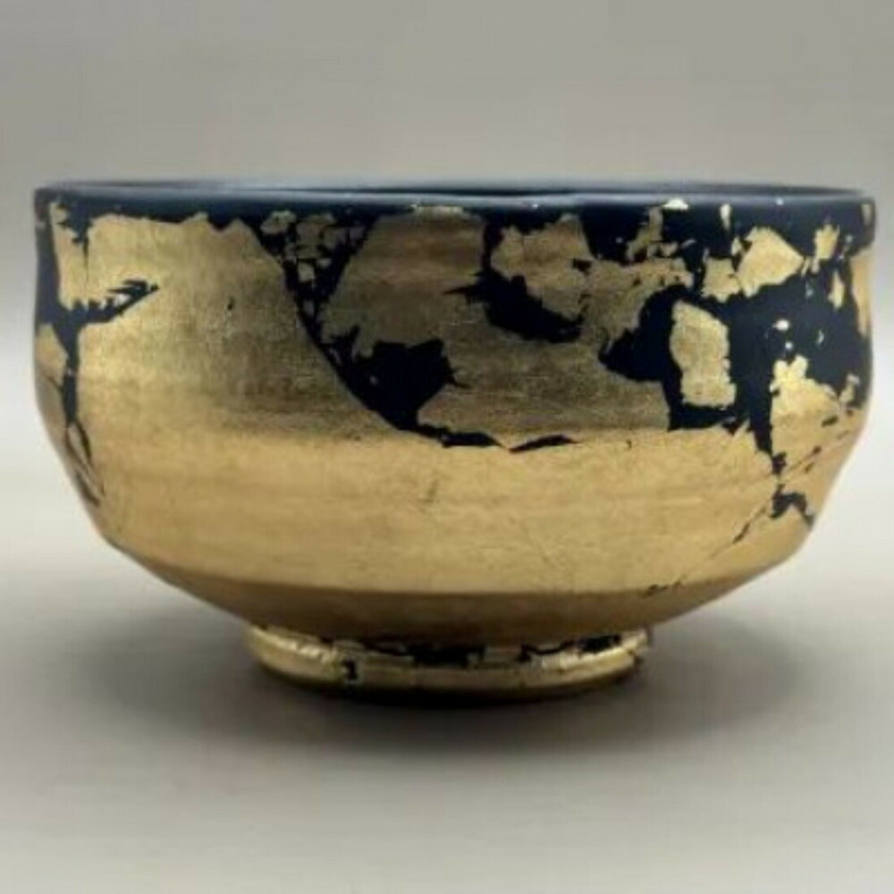 【ふるさと納税】抹茶碗 まっ黒 金箔貼り (引っ敷き入眼)［NF69］ | 芸術品手工芸品 民芸 一般受け おすすめ 貨物輸送無料 差し上げ物