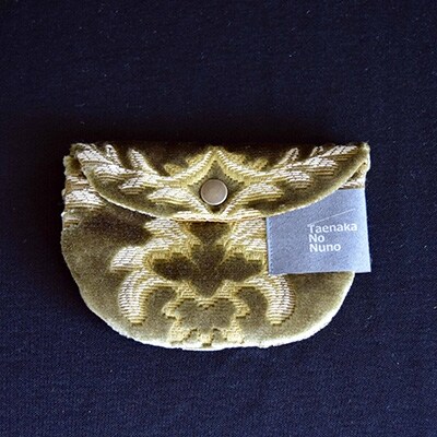 【ふるさと納税】半円ポーチ【タエナカノヌノ】グリーン　_ ポーチ パイル 高級 中綿 貴重品 小物入れ 念珠 デジカメ モバイル メイクポーチ 薬入れ ファッション【1106061】｜和歌山県橋本市