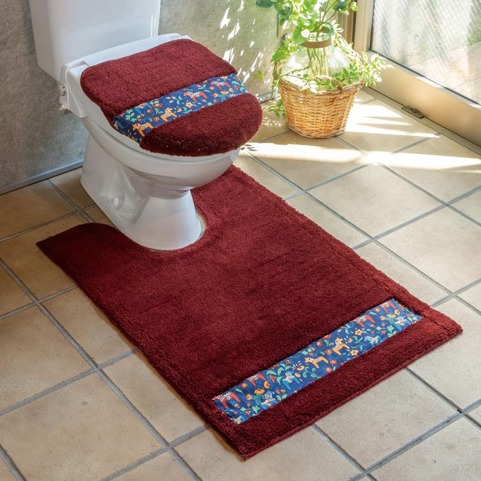 【ふるさと納税】北欧の「幸せを運ぶ馬」ダーラヘスト柄の胴長トイレマット２点セット ワインレッド | 和歌山県 九度山町 和歌山 ふるさと 納税 支援品 返礼品 トイレマット マット トイレ トイレタリー セット トイレ用 トイレ用品 おしゃれ トイレセット 雑貨 日用品