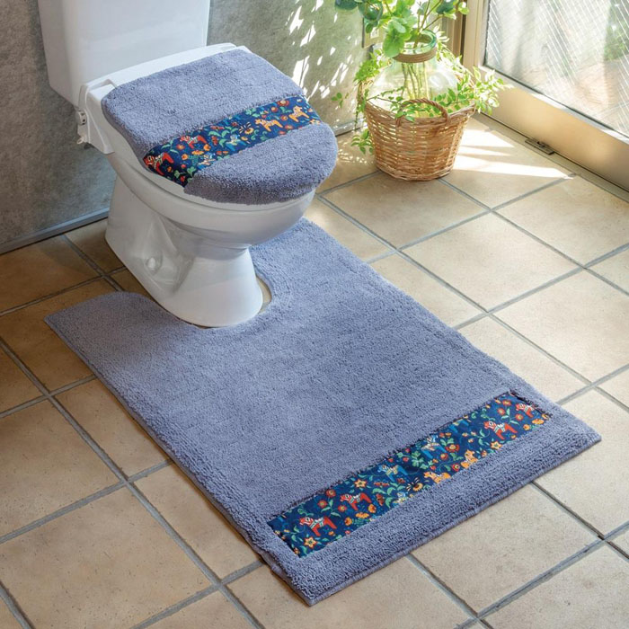 【ふるさと納税】北欧の「幸せを運ぶ馬」ダーラヘスト柄の胴長トイレマット２点セット ライトグレー | 和歌山県 九度山町 和歌山 ふるさと 納税 支援品 返礼品 トイレマット マット トイレ トイレタリー セット トイレ用 トイレ用品 おしゃれ トイレセット 雑貨 日用品