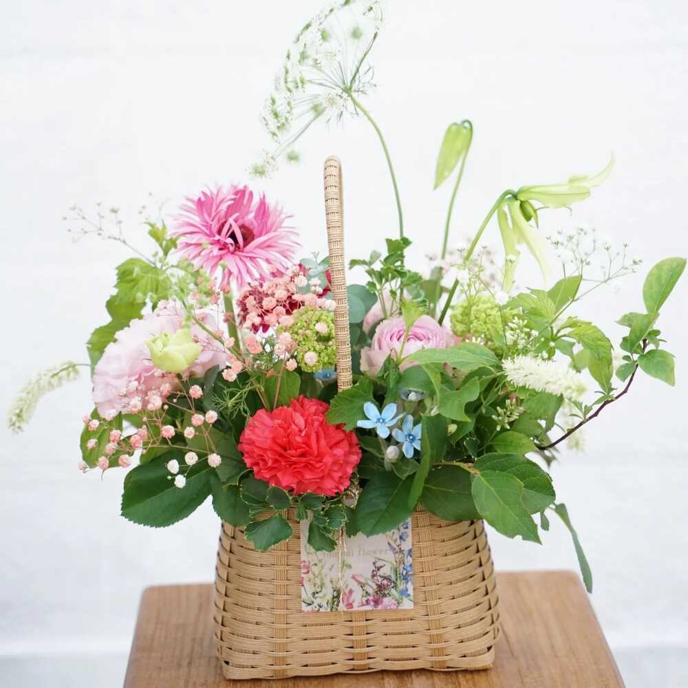 【ふるさと納税】【6回定期便】季節の生花バスケットフラワーM / お花 フラワー アレンジメント バスケットフラワー そのまま飾れる 作家 手作り カゴバッグ 旬の生花 定期便 ナチュラル インテリア お祝い 高知市【株式会社tomoni】[ATCG054]｜高知県高知市