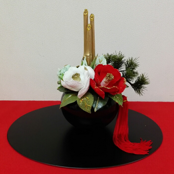 【ふるさと納税】【迎春花飾り】紅白椿　トレー・赤クロス付き　らんまん 花 雑貨 造花 インテリア お祝い ギフト 贈答 人気 送料無料 高知市 【花工房美呂】[ATCO008]