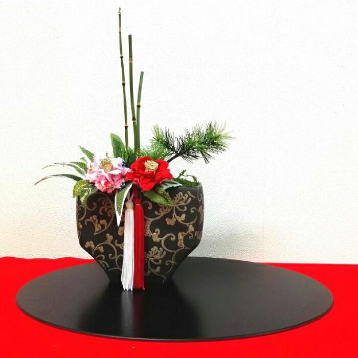 【ふるさと納税】【縦長迎春花飾り】姫椿　トレー・赤クロス付き　らんまん 花 雑貨 造花 インテリア お祝い ギフト 贈答 人気 送料無料 高知市 【花工房美呂】[ATCO022]