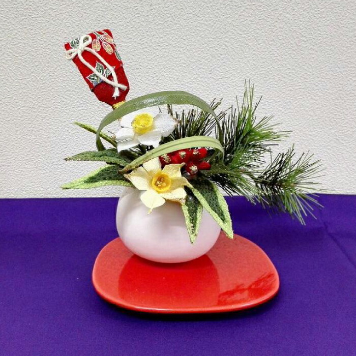 【ふるさと納税】【迎春花飾り】水仙　　トレー・紫クロス・羽子板付き　らんまん 花 雑貨 造花 インテリア お祝い ギフト 贈答 人気 送料無料 高知市 【花工房美呂】[ATCO027]
