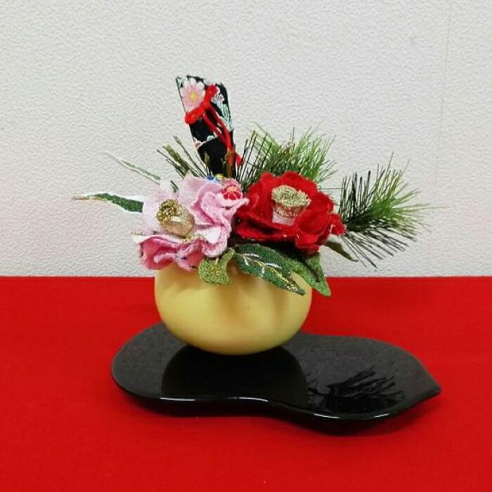 【ふるさと納税】【迎春花飾り】姫椿　トレー・赤クロス・羽子板付き　らんまん 花 雑貨 造花 インテリア お祝い ギフト 贈答 人気 送料無料 高知市 【花工房美呂】[ATCO028]