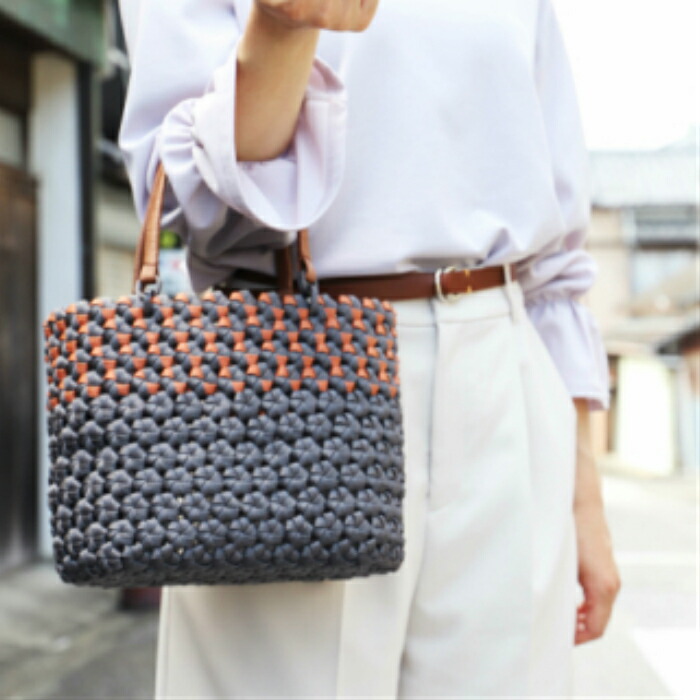 ふるさと納税 花結び模様のかごバッグ 小 送料無料 おしゃれ お買い物 クラフトテープ 手作りお出掛け お供 エコバック代わり C 190 Saverahotel Com