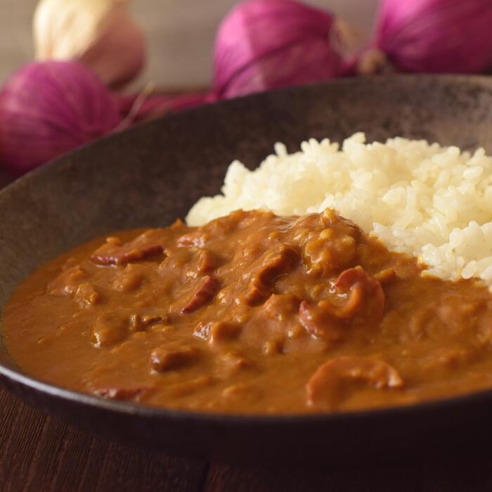 【ふるさと納税】本マグロ ホルモンカレー 200g×4箱セット ご当地カレー｜本まぐろ 海鮮 魚介 スパイシー ホルモン 希少 カレー レトルト コリコリ食感 アレンジ多彩 ご当地グルメ お取り寄せ ギフト 保存食 非常食 冷蔵 常温対応 常備 高知県 大月町産