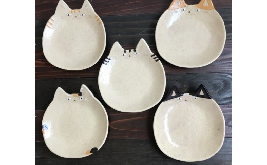 【ふるさと納税】ネコザラ 大皿5枚セット!【716】_HA0405 送料無料 可愛い かわいい 猫好き プレゼント 贈り物 手作り 焼き物 陶器 小物置き アイデア 日用品 食器 雑貨 手びねり