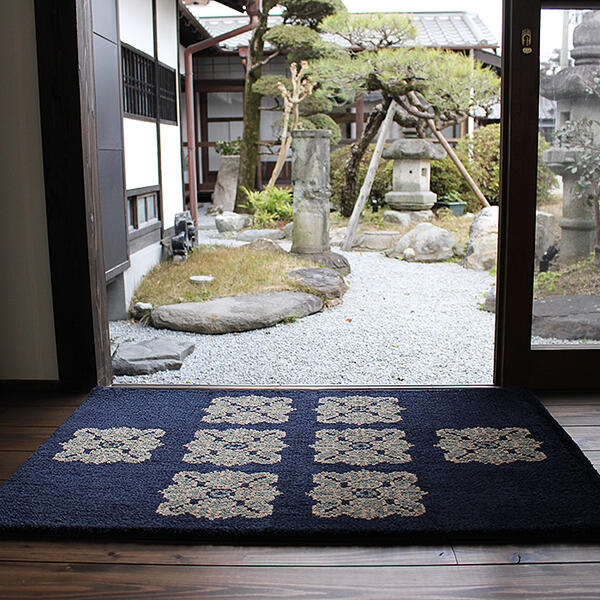 【ふるさと納税】鍋島緞通【手織り】60×90珊 名取り草文花十字文様：C711-001