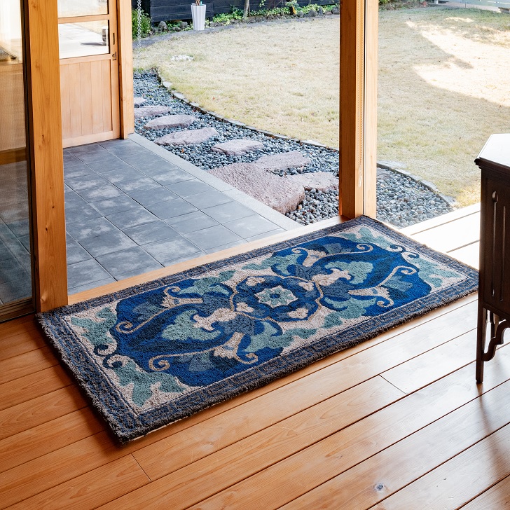 【ふるさと納税】鍋島緞通[手刺繍]兜唐花縁雷文/中藍地灰地茶 90×180CM:D127-004