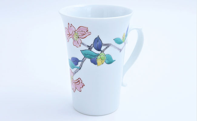 【ふるさと納税】有田焼 カップ 山茶花文【赤絵白磁硯処 雪月花】食器 うつわ 器 瀬戸もの 瀬戸もの 水呑み 優勝杯 カップ 花 山茶花 さざんか 椿 津液き 墨付き A40-368