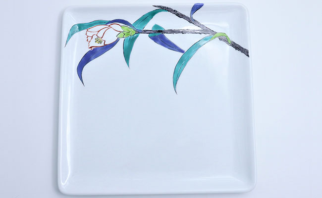 【ふるさと納税】有田焼 角平皿22糎 侘助文 白【赤絵白磁硯処 雪月花】食器 うつわ 器 瀬戸もの 瀬戸もの 皿 飾りつけ皿 一皿 メイン一皿 角平皿 角皿 草木 侘助 わびすけ 椿 唾液き 墨付き A80-51