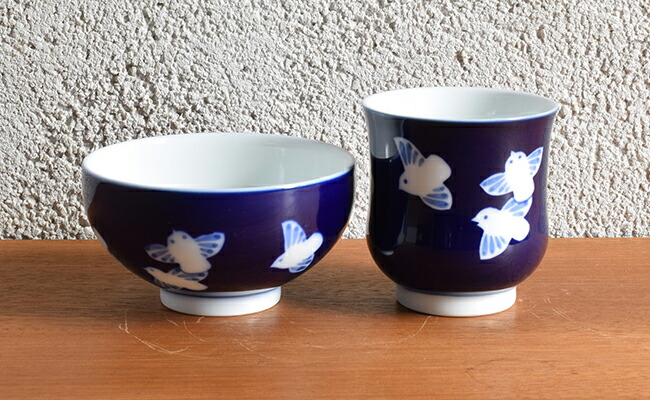 【ふるさと納税】有田焼 ふくら雀 飯碗･湯呑書き割り【深川製磁】食器 器 うつわ 皿 ごはん茶碗 茶わん ちゃわん 湯呑み 優勝杯 青 染付 鳥 縁起物 差し上げ物 食洗機相応う A80-59