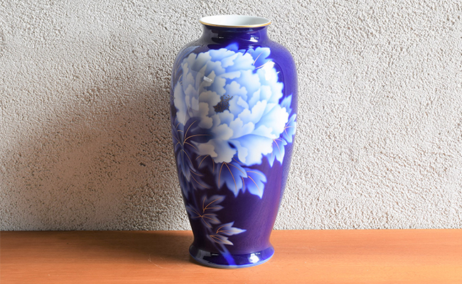 【ふるさと納税】深川製磁 【有田焼】ルリ名取り草 長っ細い１４号花生 A150-48