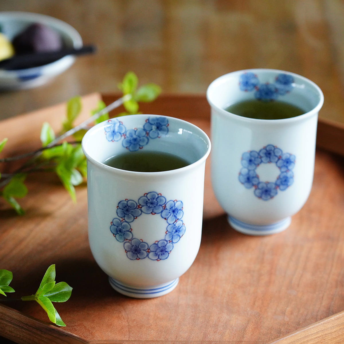 93 Off A30 229 しん窯 青花 染錦梅文反り組湯呑 有田焼 Fucoa Cl