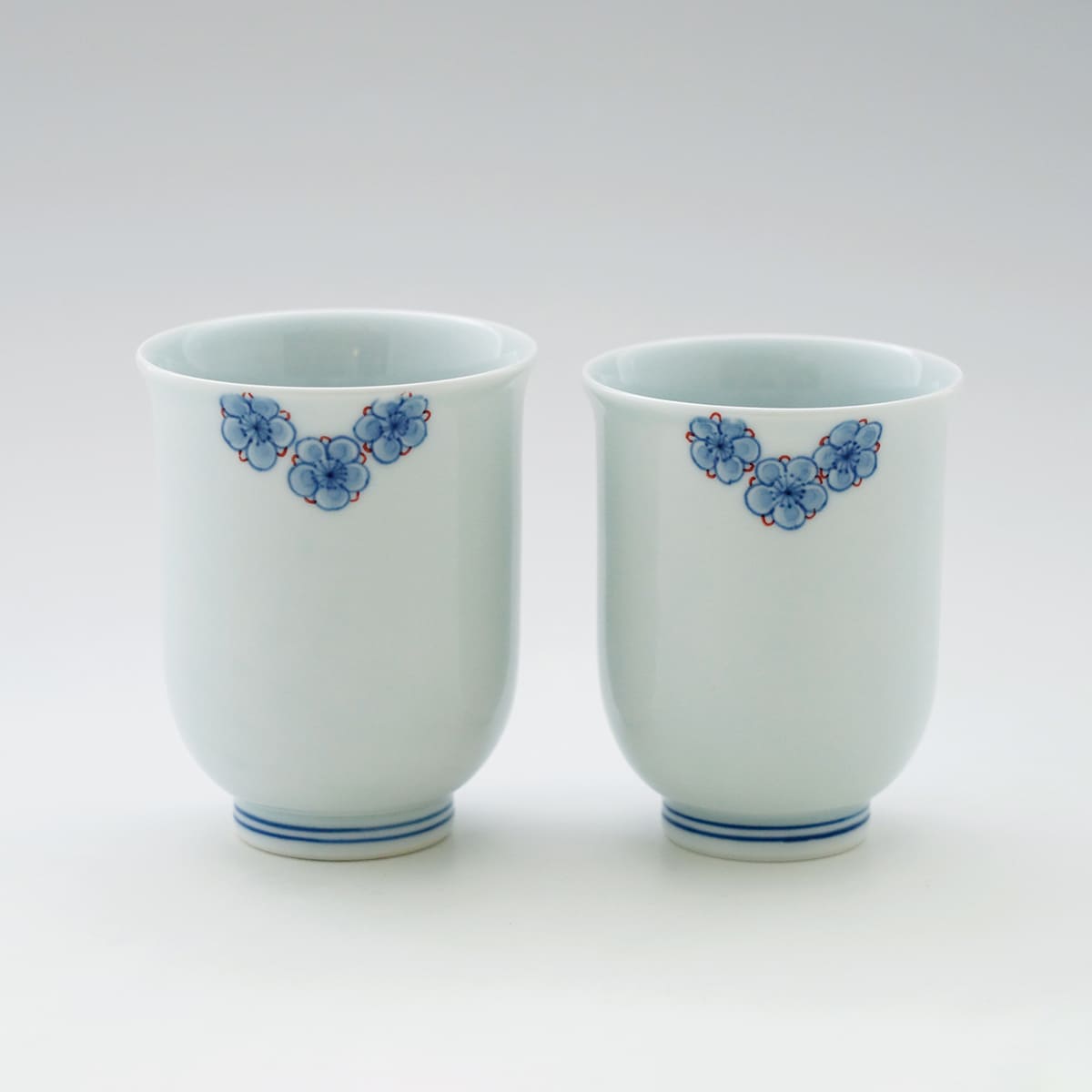 93 Off A30 229 しん窯 青花 染錦梅文反り組湯呑 有田焼 Fucoa Cl