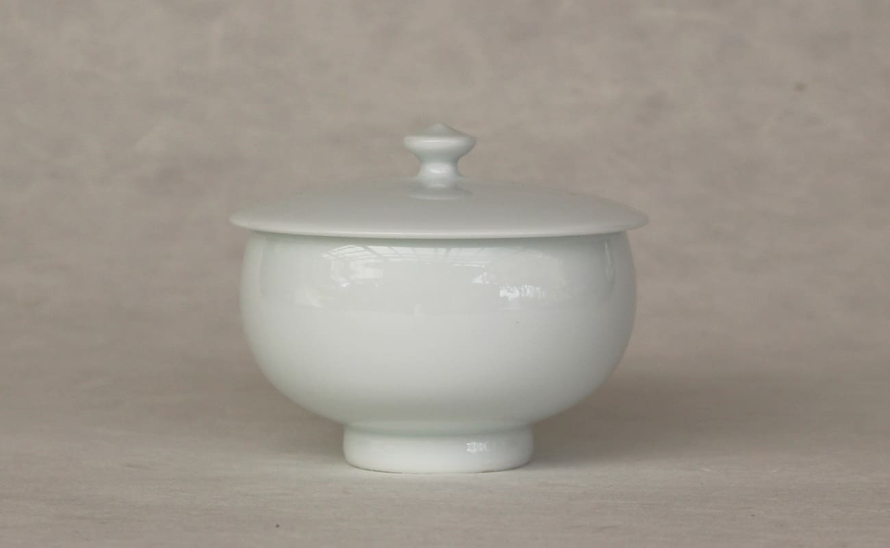 【ふるさと納税】今日このごろの細工師 矢鋪與左衛門作【白磁煎茶碗 蓋付き添い人】有田焼 A60-40
