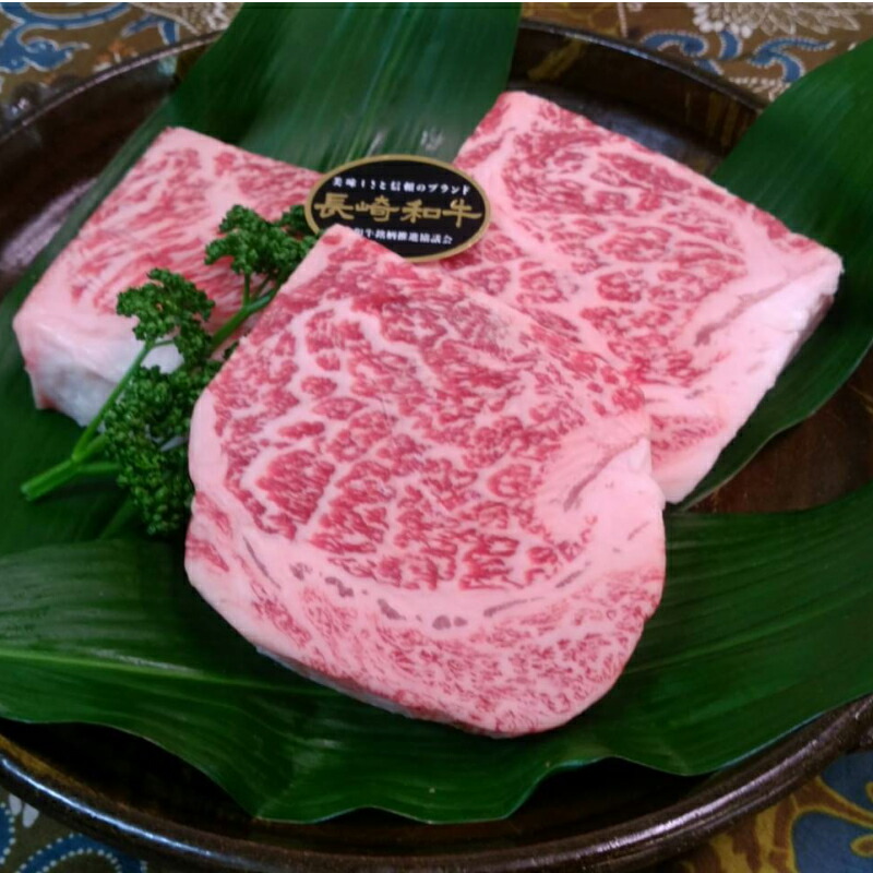 ステーキ 肉本来の旨みを持つ赤身と まろやかな味わいの脂身が絶妙なバランス 柔らかな食感 ジューシーで脂の口溶けがたまらない 送料無料 D0 003 松浦食肉組合厳選ａ４ランク以上長崎和牛ロースステーキ0ｇ 3枚 ステーキソース付 長崎県松浦市 精肉