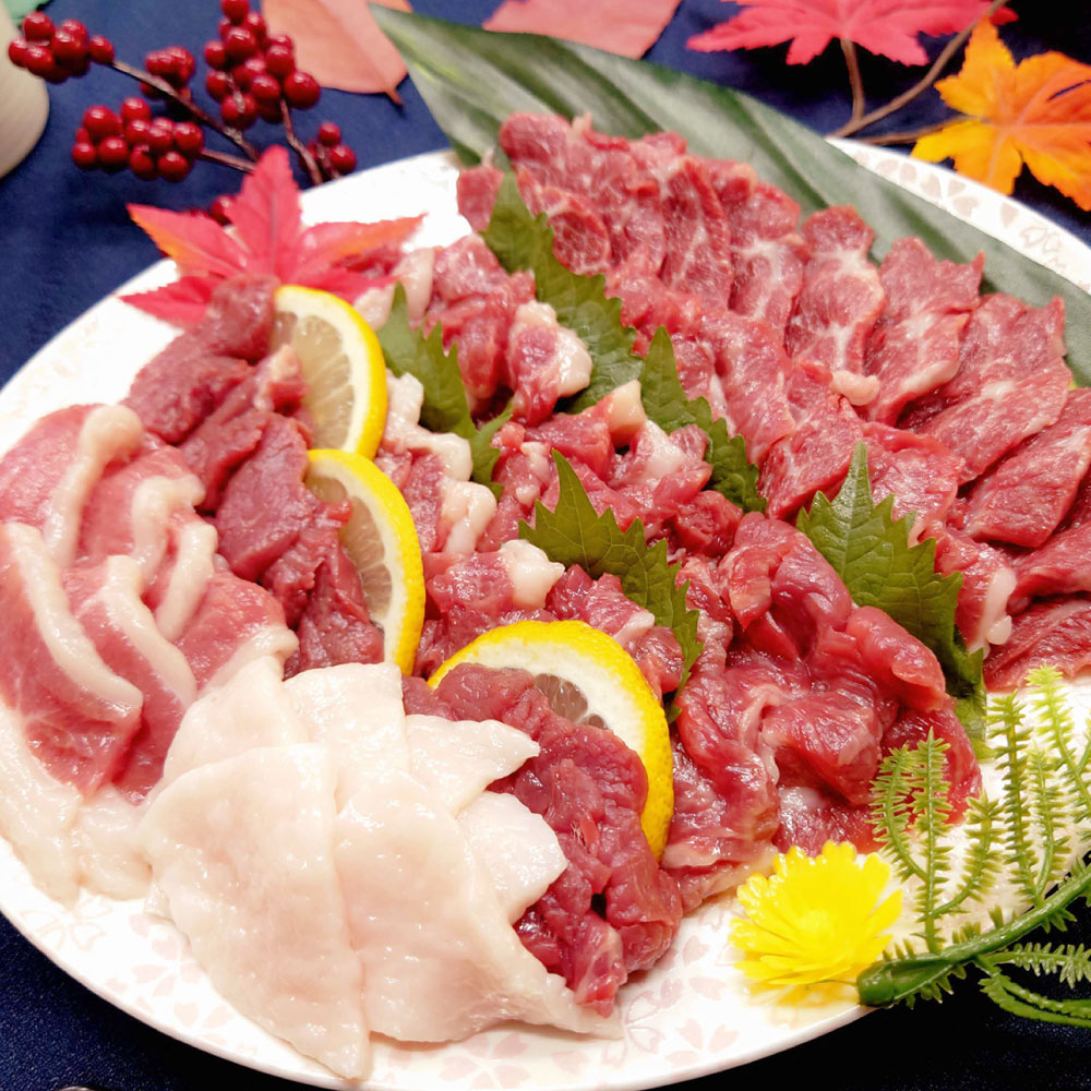 ふるさと納税 くまもとのお肉満喫定期便 (馬刺し・くまもとあか牛ハンバーグ・くまもと黒毛和牛・天草大王水炊きセット) 熊本県