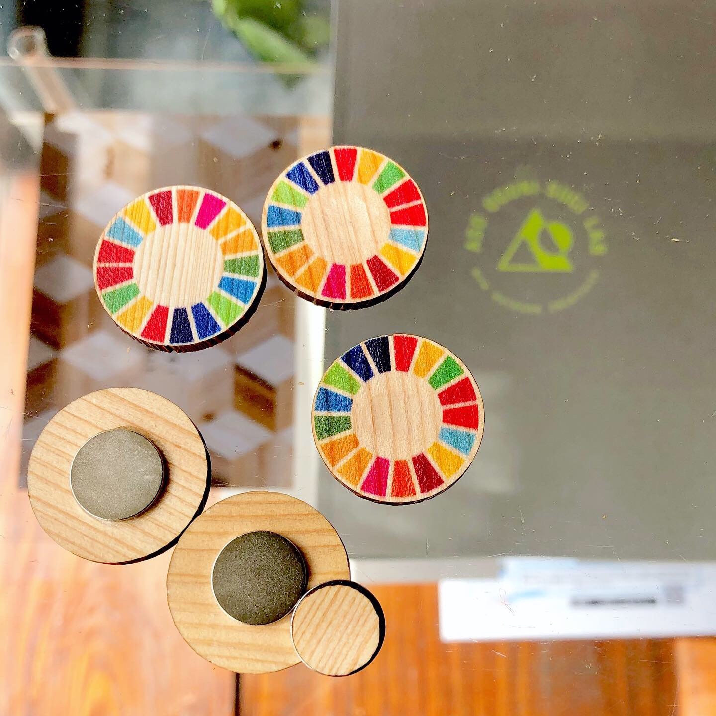 ふるさと納税 小国杉 生れ付き天然木 国産 阿蘇 熊本 木製 旗幟徽章 Sdgs サスティナブル アイコン 配物 付届 スーベニア ふるさと納税 送料無料 Acilemat Com