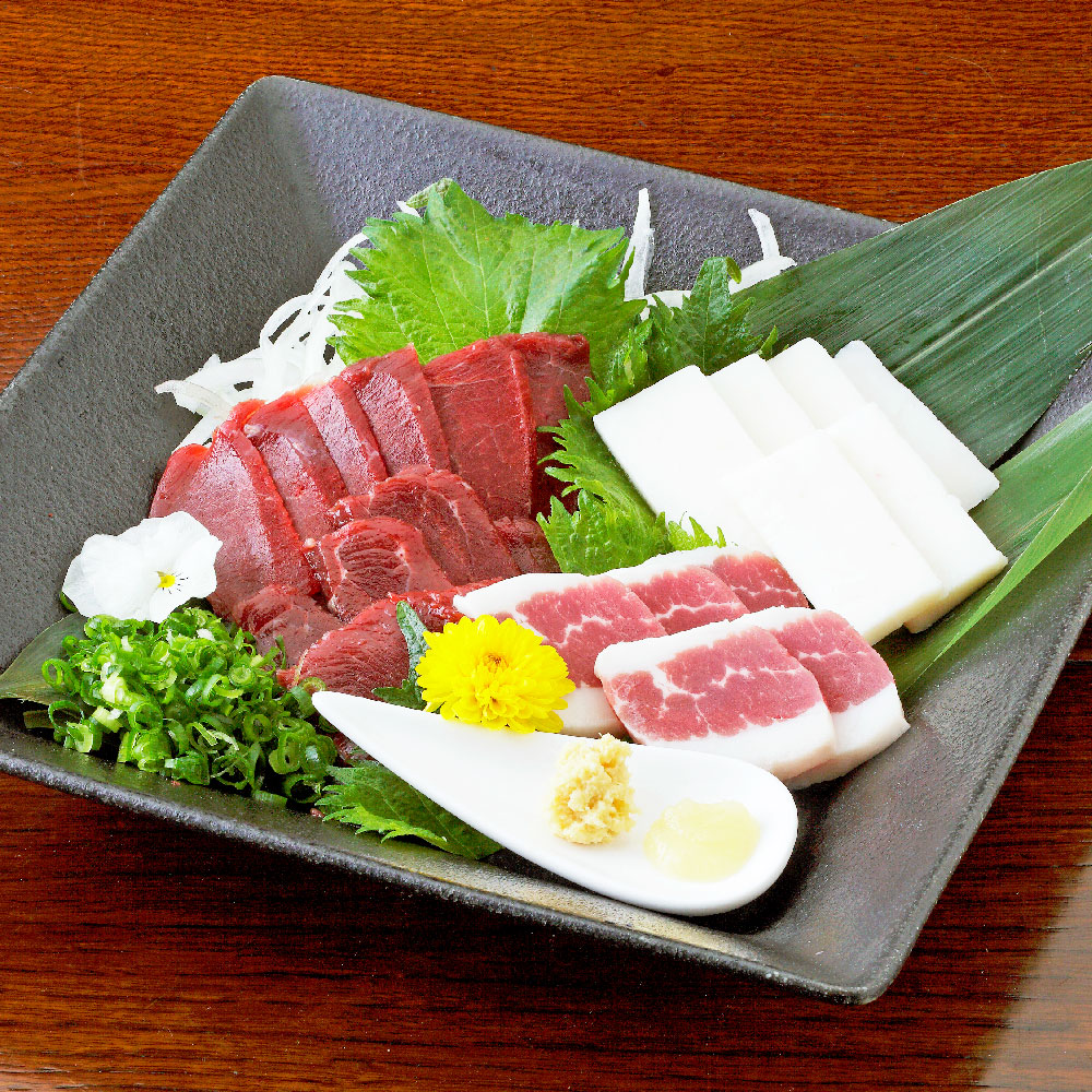 【ふるさと納税】熊本 馬刺し 3種盛り 約150g (赤身・コーネ・フタエゴ 各約50g×1) 馬 馬肉 桜肉 食べ比べ セット 低カロリー 栄養豊富 ヘルシーミート 低脂質 生姜醤油付き 熊本県 湯前町 送料無料|熊本県湯前町