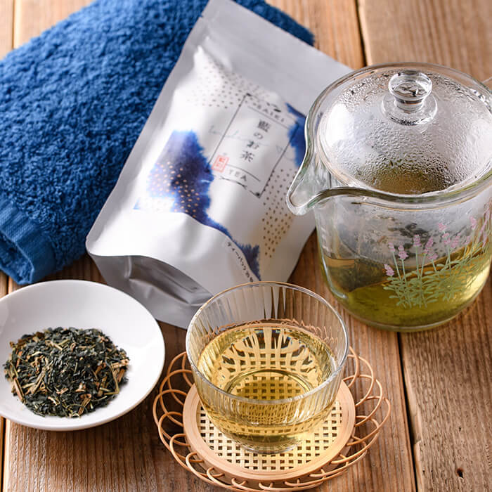 【ふるさと納税】藍のお茶 ティーパック と 藍染め ハンドタオル の セット (お茶 30g・1.5g×20個×1袋、ハンドタオル×1枚) 詰め合わせ お茶 藍 ティーバッグ 茶 常温 飲み物 タオル【opby017】【尺間嶽酒店】