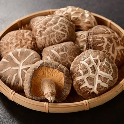 ふるさと納税 大分県産乾椎茸 花どんこ 310g 大分県日出町椎茸栽培の盛んな大分県で 乾物 手間暇をかけて生産された乾椎茸 歯ごたえの良さと香りをお楽しみください