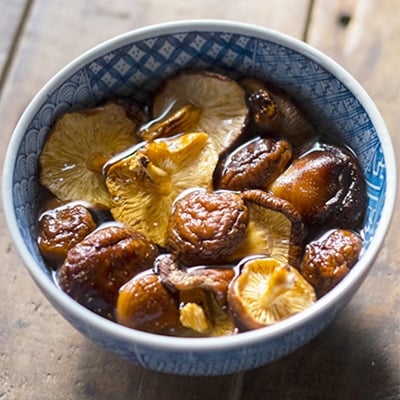 椎茸栽培の盛んな大分県で 手間暇をかけて生産された乾椎茸 歯ごたえの良さと香りをお楽しみください ふるさと納税 大分県産乾椎茸 花どんこ 0g