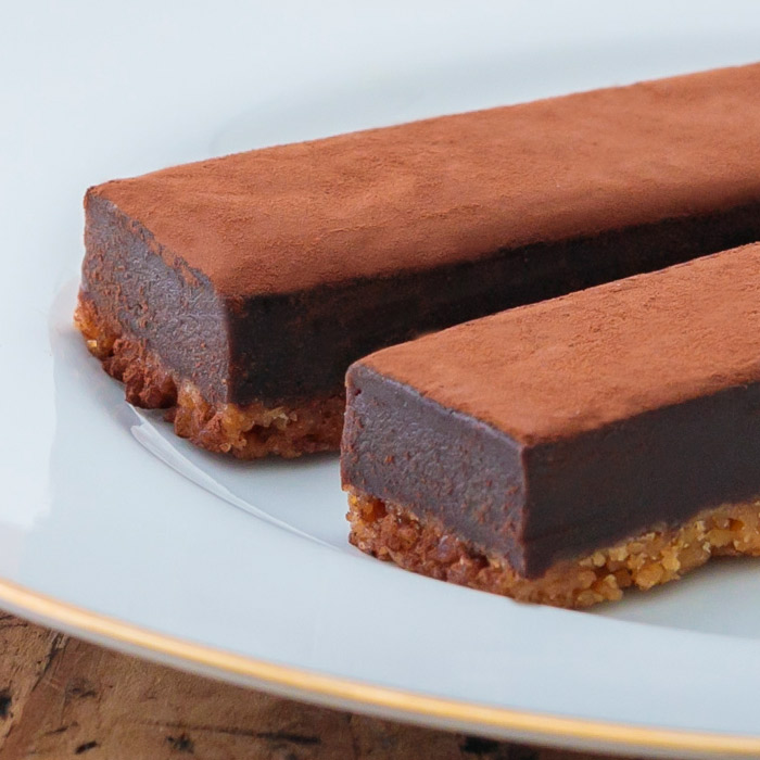 ふるさと納税 宮崎県産特選 チョコレート ふーちゃんの 生チョコバー 16本 霧島高原のスイーツ 甘みを抑えた柔らかいチョコレートにアーモンドたっぷりのサクサクとしたクッキー生地 チョコ 生チョコ アーモンドパウダー クール便で新鮮お届け 送料無料