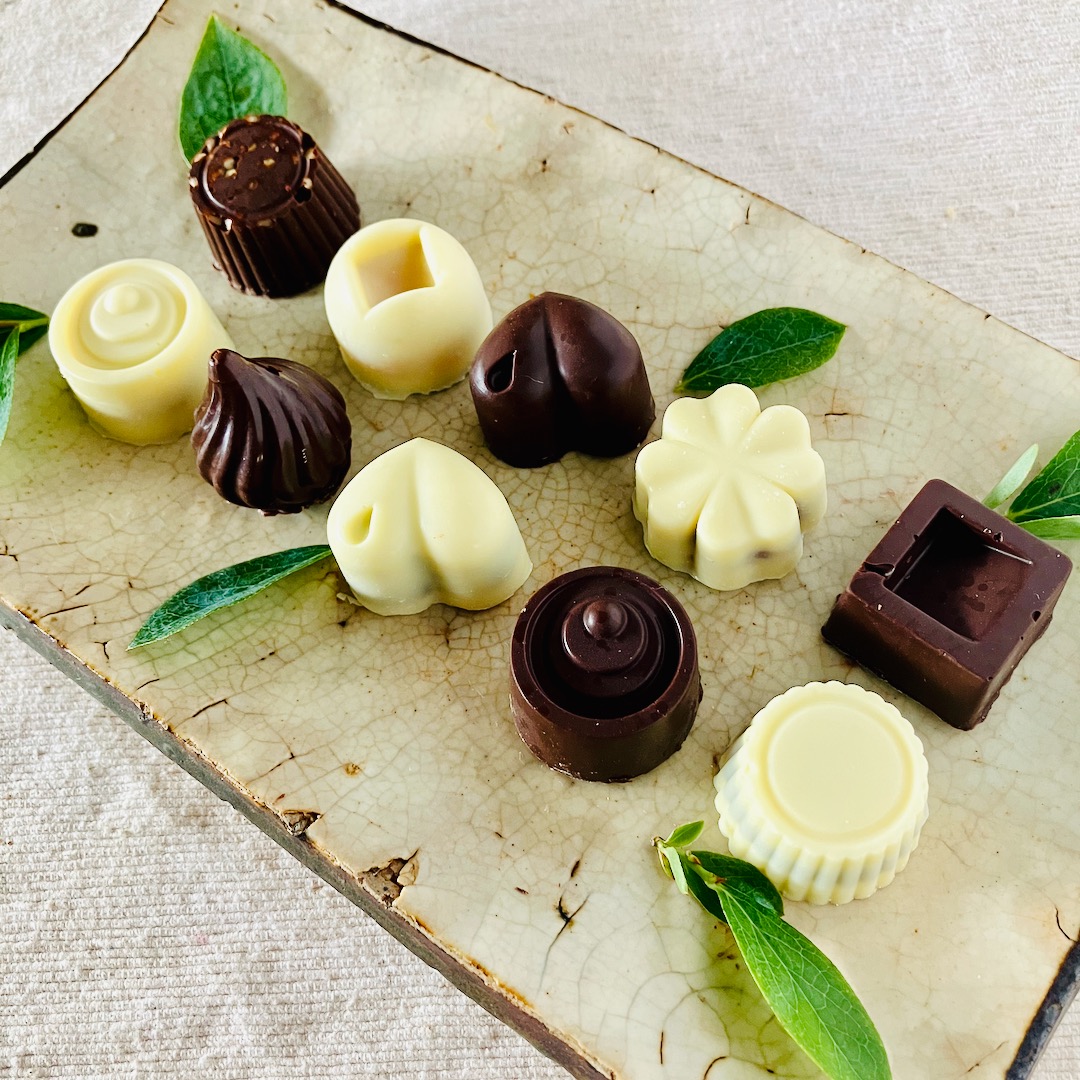 【ふるさと納税】ミニホワイト ＆ ビターチョコ 詰合わせ 10個 ミニチョコ ホワイトチョコ ビターチョコ スイーツ 洋菓子 お菓子 白砂糖不使用 ナッツ フルーツ 栗 オレンジ ブルーベリー 日向夏 イチジク クランベリー ギフト バレンタイン 宮崎県 綾町 送料無料｜宮崎県綾町 10,360円