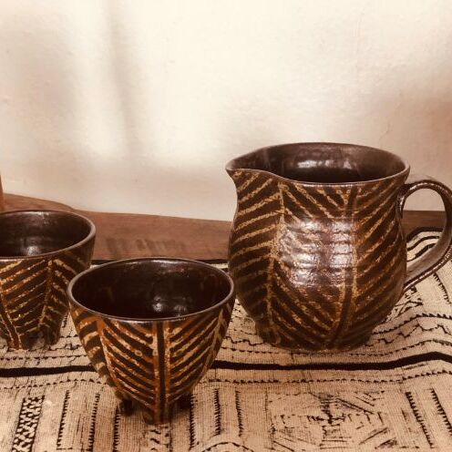 【ふるさと納税】＜南陶窯＞ピッチャー&四つ足カップ（ミニ２個）セット【灰釉・線紋】 ☆ やちむん 久場政一 読谷村 沖縄 エスニックテイスト セット｜沖縄県読谷村