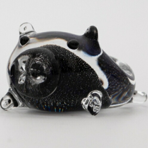 【ふるさと納税】【RYUKYU GLASS WORKS 海風】ミニブタ箸置き（黒・１つ） ☆ 沖縄 人気商品 子豚ちゃん 読谷村 風水 カワイイ 贈り物に 色違い有 お揃いで キュート まぁるい 琉球ガラス 職人技 地場産品 贈り物に お祝いに インテリア