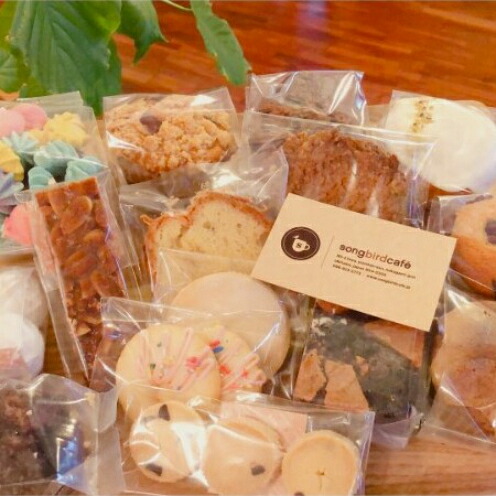 【ふるさと納税】＜songbird cafe＞オススメのマフィン６個と焼き菓子の詰め合わせ 〇 読谷村 スイーツ オススメ 国産小麦使用 チルド配送 沖縄 都屋 一軒家カフェ 卵使用 発酵バター使用 常温 レンチン 人気商品 手作り ふんわり しっとり 素材にこだわり 季節毎のワクワク