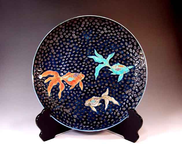 有田焼芸術品鉄釉金彩金魚絵飾りつけお皿陶物作り執筆者 藤井錦彩 作