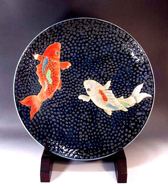 有田焼芸術品鉄釉金彩鯉絵飾りつけお皿陶器作り絵書き 藤井錦彩 作