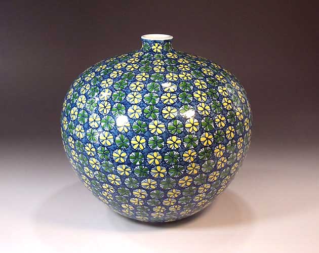 有田焼 伝統工芸 総手描き色鍋島様式小花文様飾り花瓶陶芸作家 有田焼 伝統工芸 総手描き色鍋島様式小花文様飾り花瓶陶芸作家 アート 美術品 骨董品 民芸品 作イギリス大英博物館収蔵作品 藤井錦彩 藤井錦彩 セール本物