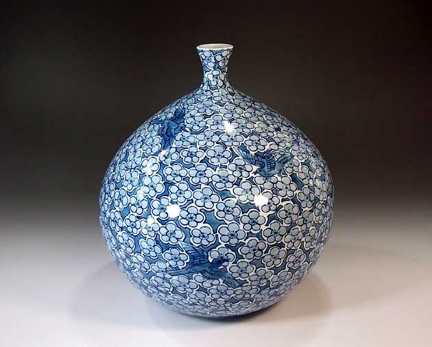 有田焼・伝統工芸・総手描き染付梅鳥絵飾り花瓶陶芸作家 藤井錦彩 作|有田焼陶芸家 藤井錦彩