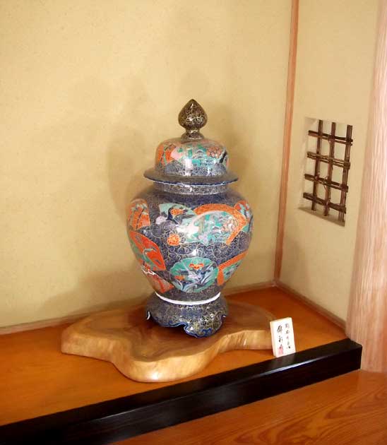 ゆったり柔らか 有田焼 古伊万里様式金欄手菊牡丹絵飾り沈香壺|陶芸作家 藤井錦彩 作 | attain-es.com