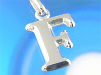 イニシャルペンダント 【現品限り】K18ホワイトゴールド ［F］※メール便（クリックポスト便）発送商品です