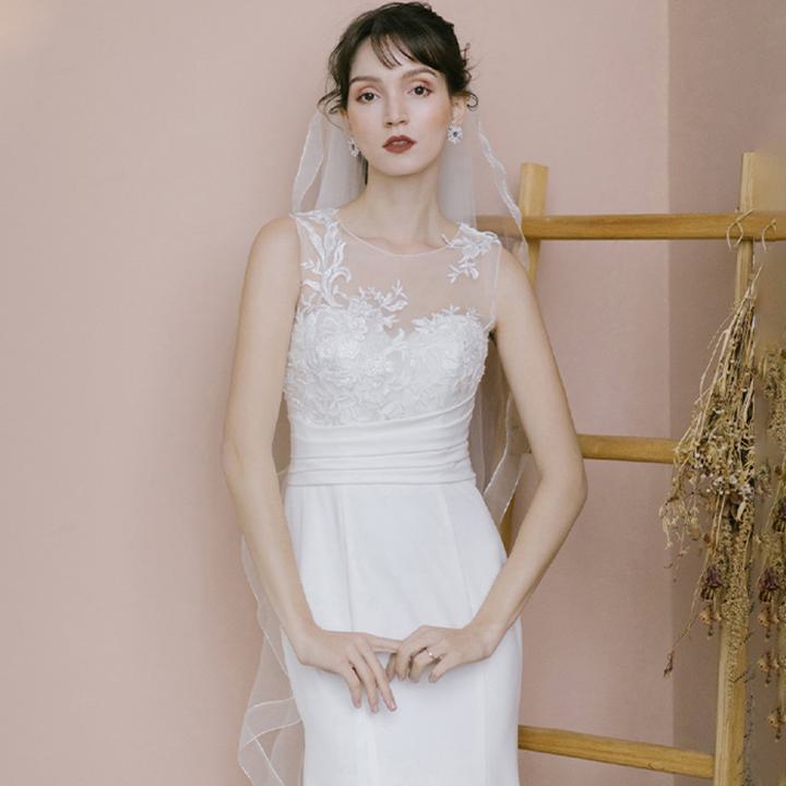 ロングドレス【着後レビュー特典】少人数婚やフォトウエディングで人気 楽に着られてリラックス スレンダードレス 軽やかで動きやすいため、開放感のあるリゾートウエディングやロケフォトにもぴったり 露出を抑えデコルテを美しくイリュージョンネック【wdm-1048】