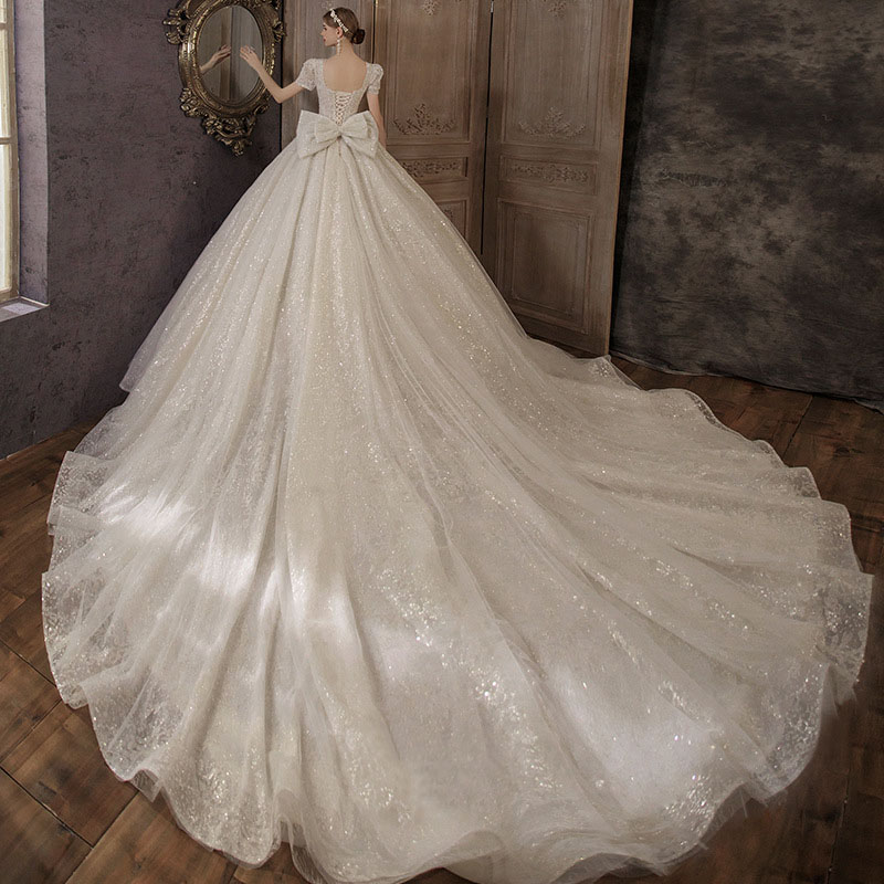 リボンが華やかなお姫様のウェディングドレス リボン プリンセスライン 結婚式 パフ袖 ドレス 半袖 シンプル トレーン リボンが華やかなお姫様のウェディングドレス リボン プリンセスライン 結婚式 パフ袖 ドレス 半袖 シンプル トレーン