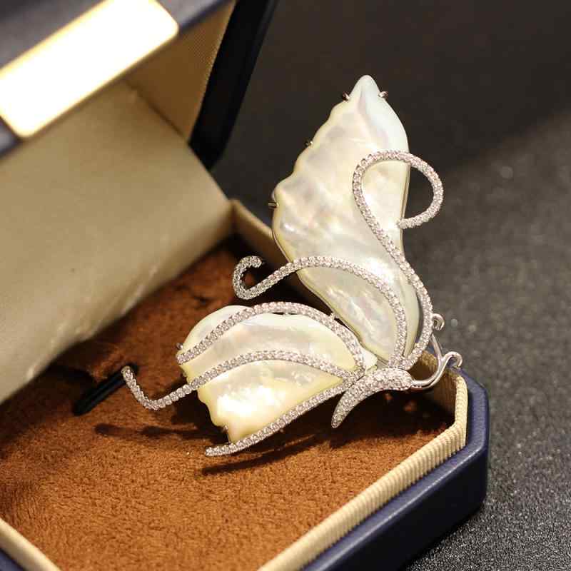 ブローチ 蝶モチーフ 貝殻 高級感 金メッキ 微細ジルコニア 装飾 昆虫 ファッションアクセサリー 上品 軽量 普段使い 女性用 ピン 別針 配飾