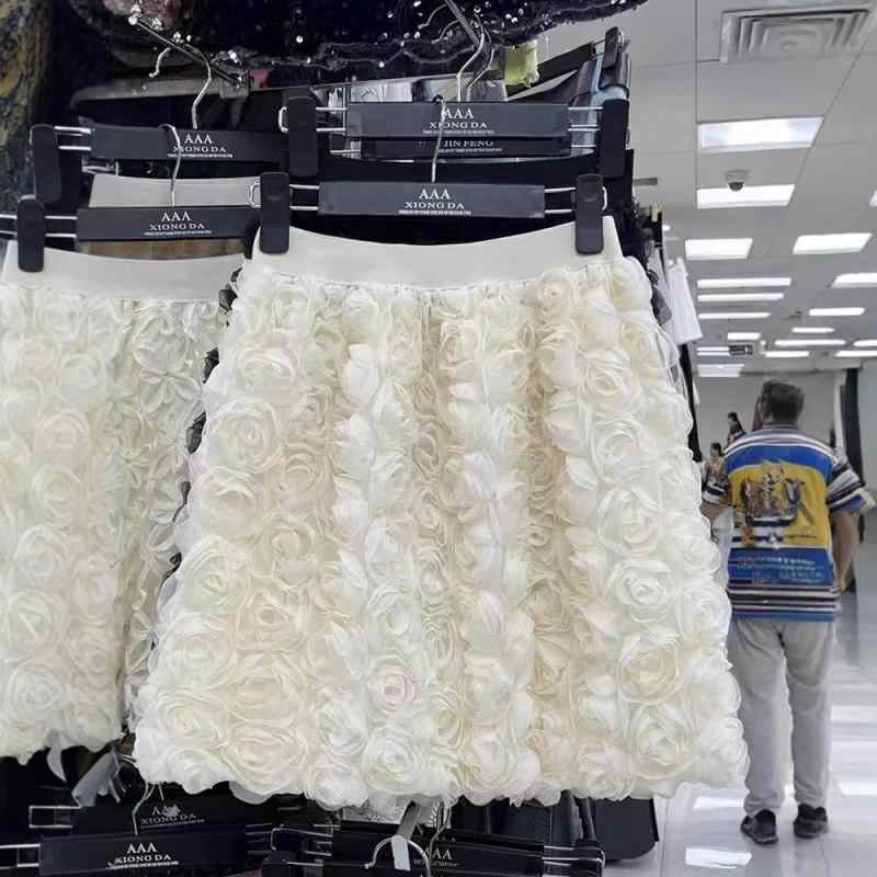 スカート レディース ハイウエスト 白 Aライン ミニスカート ヒップハグ 立体 バラ 花飾り 女性らしい 甘美 フェミニン 軽やか フレア シルエット
