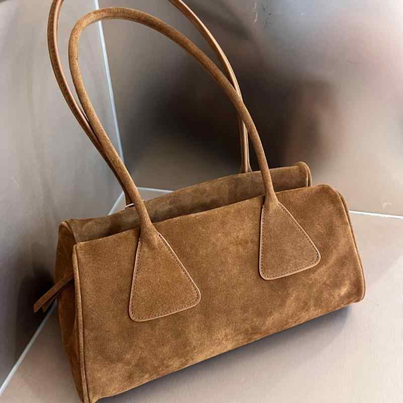 レディース 本革 ショルダーバッグ クッション型 三角形 フランス風 シンプル デザイン ハンドキャリー 日常使い 軽量 スタイリッシュ 鞄 トップハンドル