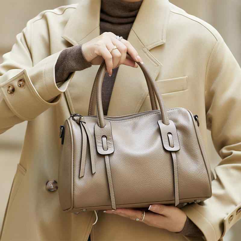 レディース 本革 ボストン型 クッションシルエット ショルダーバッグ 通勤用 鞄 春秋 日常使い 高級感 スタイリッシュ